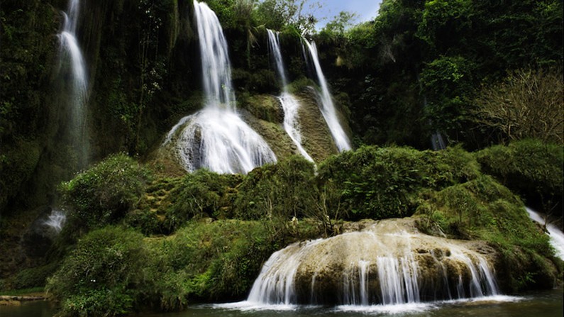 Từ tháng 5 đến tháng 9, có nước từ đầu nguồn về, thác Dải Yếm đẹp mơ màng.
